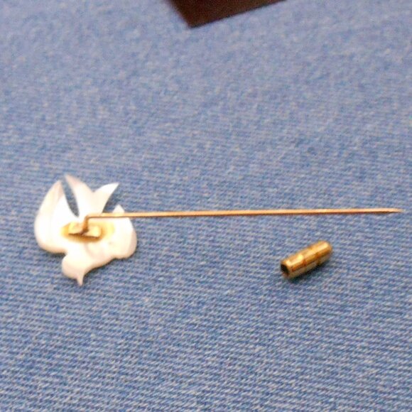VINTAGE BIRD DOVE IN SHELL ON GOLD TONE STICK LAPEL PIN ON ORIGINAL DISPLAY CARD - Picture 7 of 10